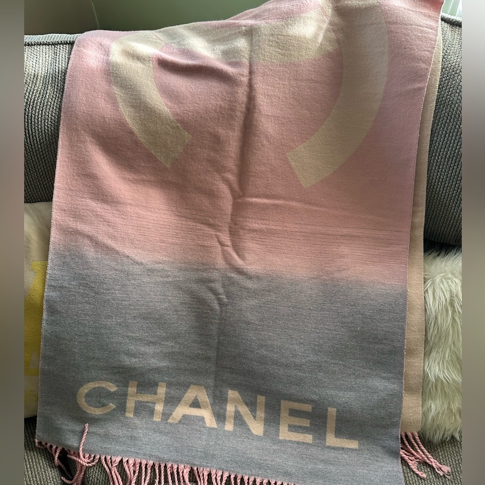 Authentic Chanel 65% Cashmere and 35% silk scarf. Reversible, can be wor…